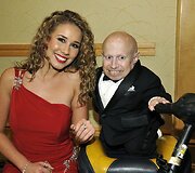 Dainininkė Haley Reinhart ir aktorius Verne'as Troyeris