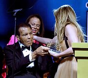 Muhammadas Ali su žmona Lonnie ir Jennifer Lopez