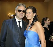 Operos solistas Andrea Bocelli su drauge Veronica Berti
