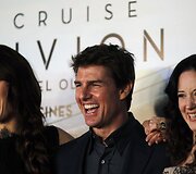I&scaron; kairės: Olga Kurylenko, Tomas Cruise'as ir Andrea Riseborough