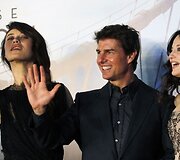 I&scaron; kairės: Olga Kurylenko, Tomas Cruise'as ir Andrea Riseborough