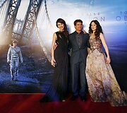 I&scaron; kairės: Olga Kurylenko, Tomas Cruise'as ir Andrea Riseborough