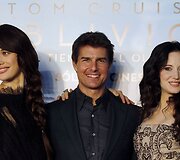 I&scaron; kairės: Olga Kurylenko, Tomas Cruise'as ir Andrea Riseborough