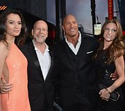 I&scaron; kairės: Emma Heming, Bruce;as Willisas, Dwayne'as Johnsonas ir Lauren Hashian