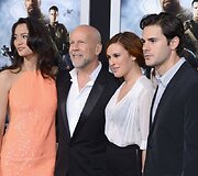I&scaron; kairės: Emma Heming, Bruce'as Willisas, Rumer Willis ir Jaysonas Blairas