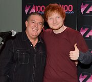 Edas Sheeranas su radijo didžėjumi Elvisu Duranu