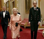 Karalienė Elizabeth II ir aktorius Danielis Craigas