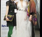 Evelina Borisniova (kairėje) su modeliu Birute Pajediene (centre)