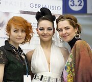 Evelina Borisniova (kairėje) su modeliu Birute Pajediene (centre)