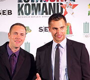 Filmo &bdquo;Kita svajonių komanda&ldquo; režisierius Marius Markevičius ir Dainius Zubrus (de&scaron;inėje)