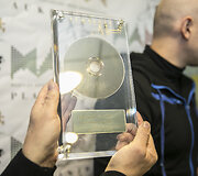 Auksinių singlų ir albumų apdovanojimų akimirka