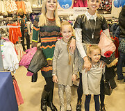 Skaistė Steikūnaitė ir Ermita Žalienė su dukromis