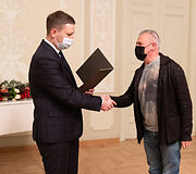 Stasys Baltakis atsiima Jurgio Matulevičiaus apdovanojimą už filmą &bdquo;Izaokas&ldquo;