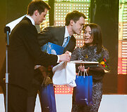Andrius Tapinas (centre) ir Justina Navickaitė 