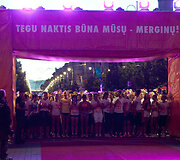 Naktinio moterų bėgimo akimirka