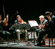 Billas Frisellas ir &bdquo;858 Quartet&ldquo; stygininkai