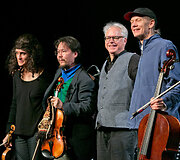 Billas Frisellas ir &bdquo;858 Quartet&ldquo; stygininkai