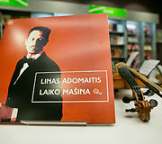 Lino Adomaičio vinilo pristatymo akimirka