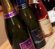 &Scaron;ampano &bdquo;Taittinger&ldquo; degustacijos akimirka
