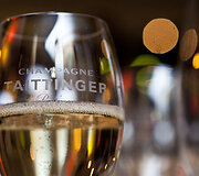 &Scaron;ampano &bdquo;Taittinger&ldquo; degustacijos akimirka