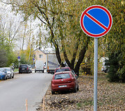Automobiliai, stovintys pažeidžiant kelių eismo taisykles