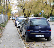 Automobiliai, stovintys pažeidžiant kelių eismo taisykles