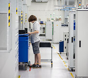 Spaudos konferencija ir mokytojų-elektronikos entuziastų apdovanojimai  &bdquo;Hella Lithuania&ldquo; gamykloje