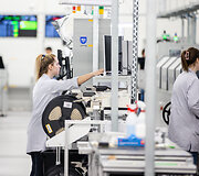 Spaudos konferencija ir mokytojų-elektronikos entuziastų apdovanojimai  &bdquo;Hella Lithuania&ldquo; gamykloje
