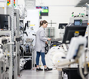 Spaudos konferencija ir mokytojų-elektronikos entuziastų apdovanojimai  &bdquo;Hella Lithuania&ldquo; gamykloje