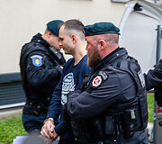 Benas Mikutavičius atvežtas į teismą