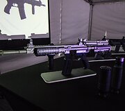Giraitės ginkluotės gamykloje surinktų automatinių ginklų pristatymas