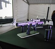 Giraitės ginkluotės gamykloje surinktų automatinių ginklų pristatymas