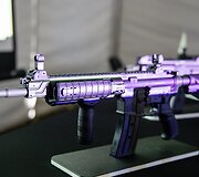 Giraitės ginkluotės gamykloje surinktų automatinių ginklų pristatymas
