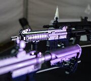 Giraitės ginkluotės gamykloje surinktų automatinių ginklų pristatymas