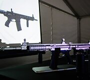 Giraitės ginkluotės gamykloje surinktų automatinių ginklų pristatymas