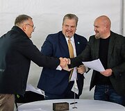 Giraitės ginkluotės gamykloje surinktų automatinių ginklų pristatymas