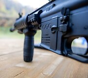 Giraitės ginkluotės gamykloje surinktų automatinių ginklų pristatymas