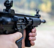Giraitės ginkluotės gamykloje surinktų automatinių ginklų pristatymas