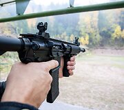 Giraitės ginkluotės gamykloje surinktų automatinių ginklų pristatymas