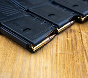 Giraitės ginkluotės gamykloje surinktų automatinių ginklų pristatymas