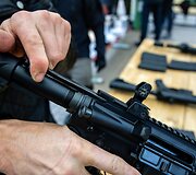 Giraitės ginkluotės gamykloje surinktų automatinių ginklų pristatymas
