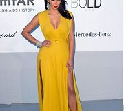 Madų kritikams pro akis neprasprūdo Elie Saab kurta geltona Kim Kardashian suknia.