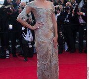 Supermodelis Heidi Klum, nepaisant skyrybų peripetijų, kaip visada &scaron;vytinti. Mados namų  &ldquo;Marchesa&rdquo; apdaras tik dar labiau &scaron;į &scaron;vytėjimą pary&scaron;kina.