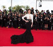 Paz Vega ant raudono kilimo sužibėjo ekstravaganti&scaron;ku St&eacute;phane Rolland apdaru.