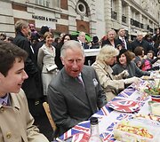 Princas Charlesas su Camilla gatvės vai&scaron;ėse