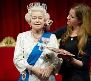 "Madame Tussauds" muziejaus darbuotojai naująją va&scaron;kinę karalienės Elizabeth II skulptūrą papuo&scaron;ė net 53 tūkst. "Swarovski" akmenukų nusagstyta suknia.