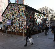 Vokiečių menininkas Ha Schultas Madrido paplūdimyje i&scaron; vandes bangų i&scaron;mestų &scaron;iuk&scaron;lių pernai  suprojektavo vie&scaron;butį. 