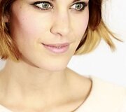 Alexa Chung, &scaron;iuolaikinė stiliaus ikona, kuriai tinka viskas. Netgi atsainiai praskirti kirpčiukai.