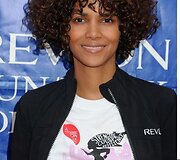 Su tobulu Halle Berry veido ovalu ant kaktos krintančios ve&scaron;lios  garbanos dera tiesiog tobulai