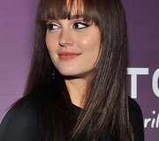 &bdquo;Gossip Girl&ldquo;  žvaigždės Leighton Meester pasirinkti klasikiniai kirpčiai puikiai pabrėžia ir i&scaron;ry&scaron;kina jos akis.